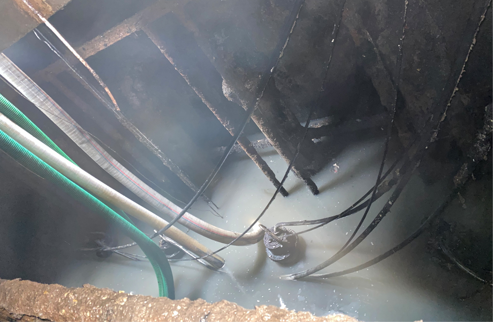 272古雄商城污水池清运